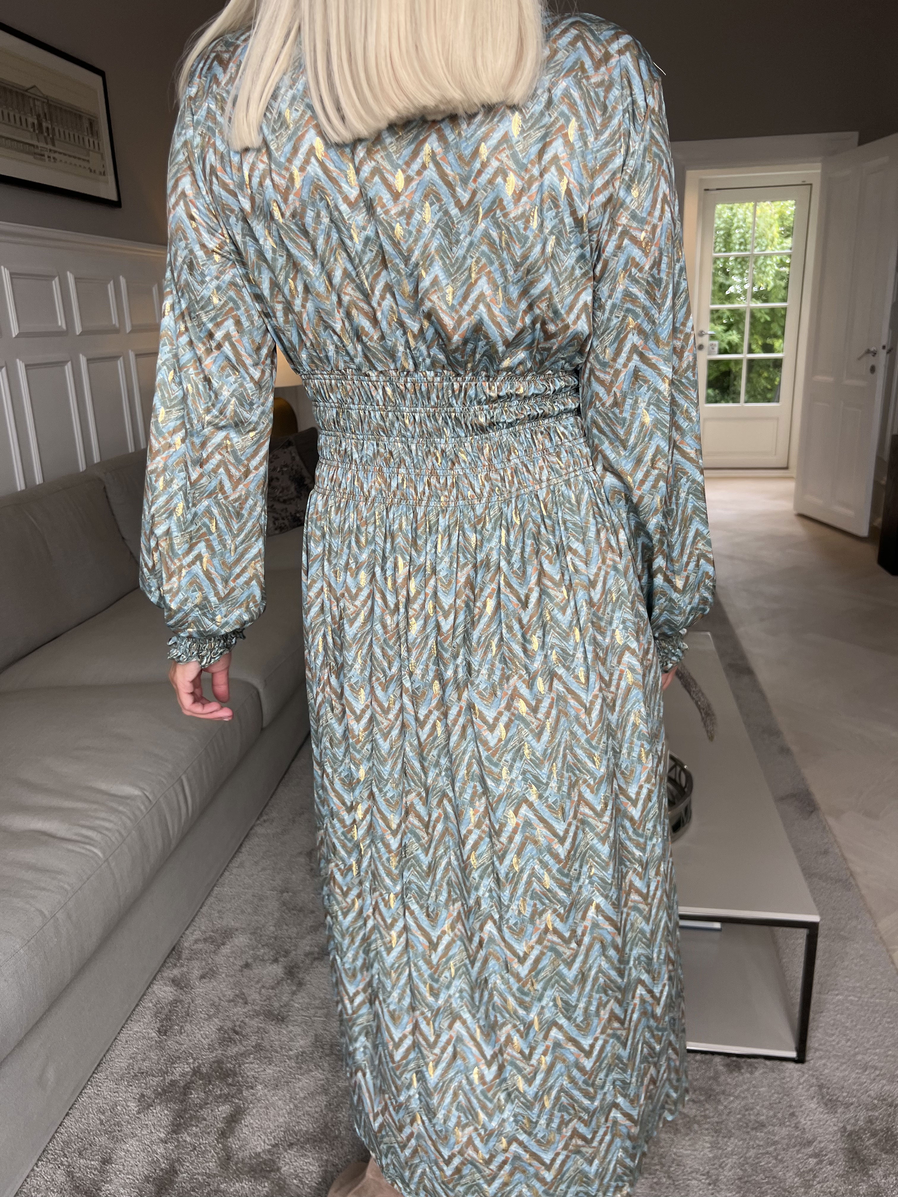 Pams ZigZag Midi L/S - Elastisk kjole i krølfrit stof med lange ærmer